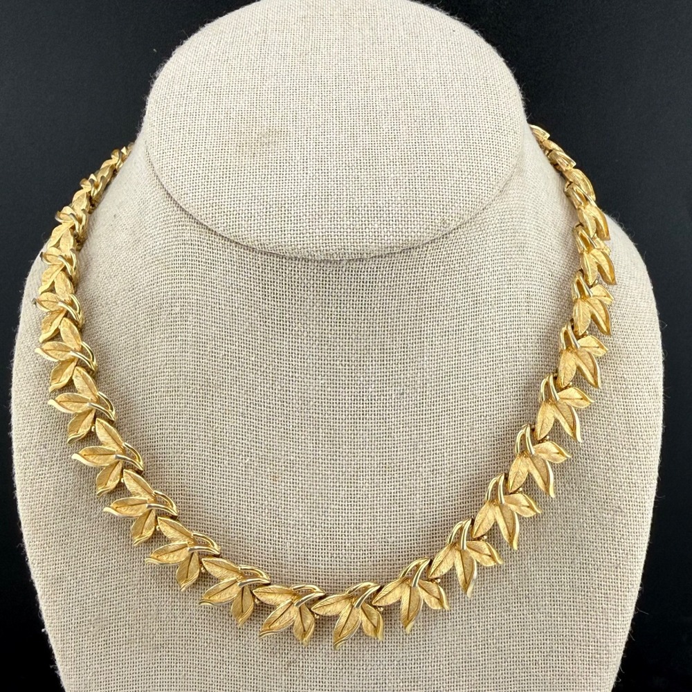 Vintage Trifari Leaf Necklace Gold Tone Choker Signed Adjustable 14”